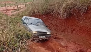 Uno raiz vence obstáculo em estrada de terra e motorista tem habilidade na condução