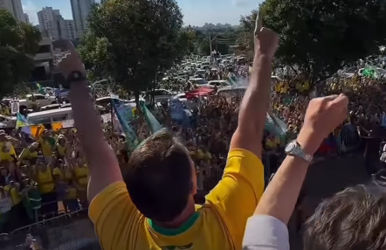 Imagem destacada do post: Flávio Bolsonaro reúne apoiadores e faz carreata com Wilder em Goiânia [vídeo]
