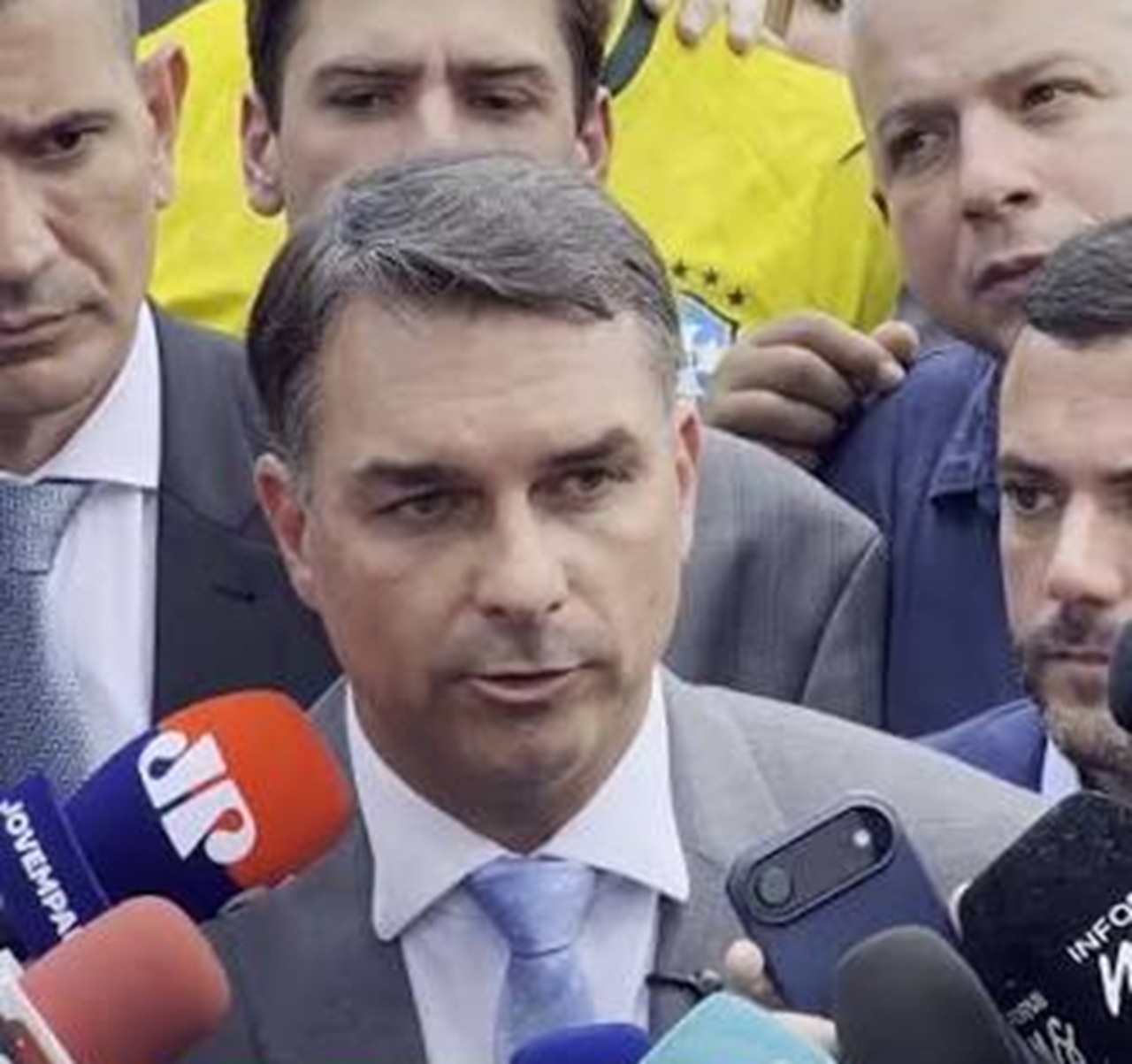 ‘Jamais tiraria’: Flávio reage à polêmica envolvendo padroeira do Brasil [vídeo]