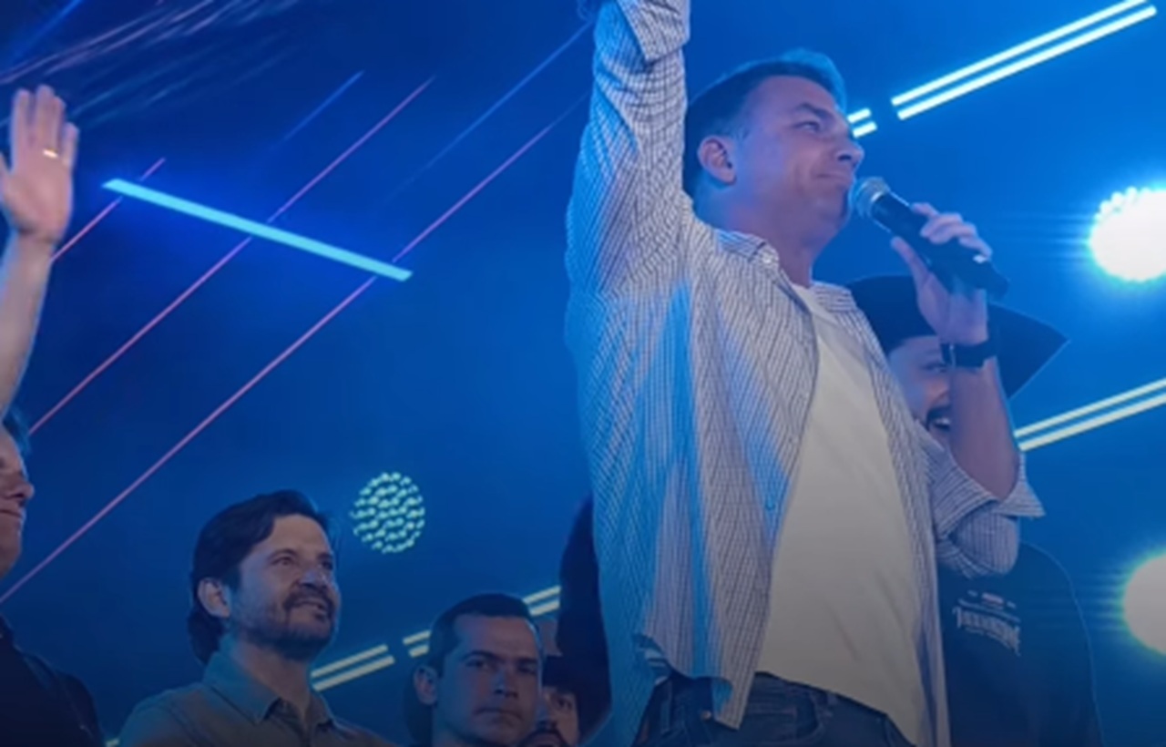 Imagem destacada do post: ‘Quem está com saudade do Bolsonaro’, pergunta Flávio em rodeio lotado [vídeo]