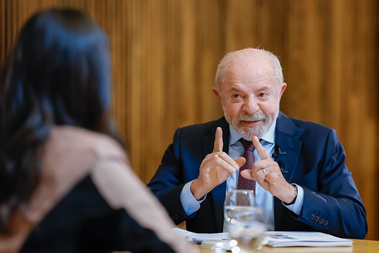 Após Lula falar em ‘fábrica de pesquisa’, Datafolha aponta empate técnico com Flávio