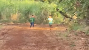 Pai grita ‘olha a onça’ e crianças saem correndo em disparada até ele [vídeo]