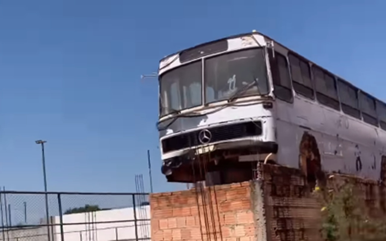 Ônibus estacionado em local diferente surpreende entregador em Luziânia