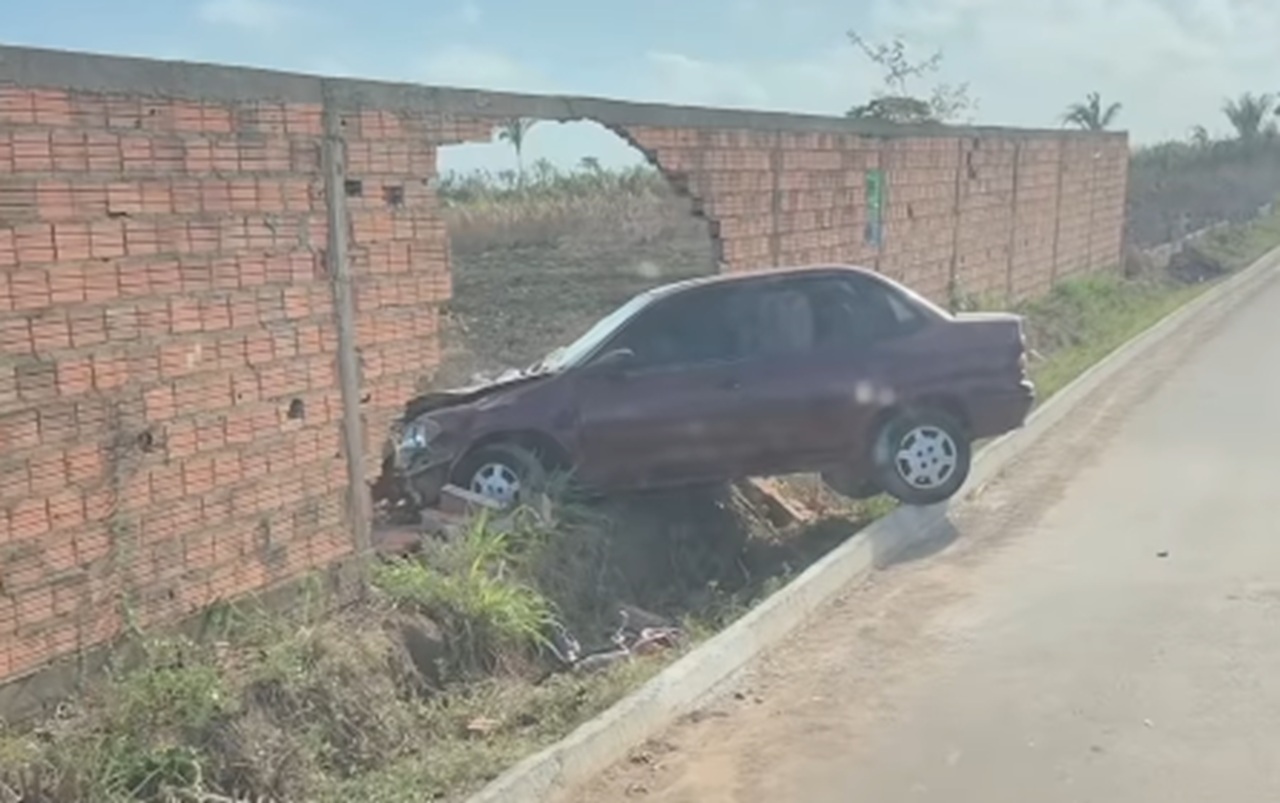 Imagem destacada do post: ‘Pedreiro que fez esse meio-fio é bom’, brinca motorista após acidente inusitado