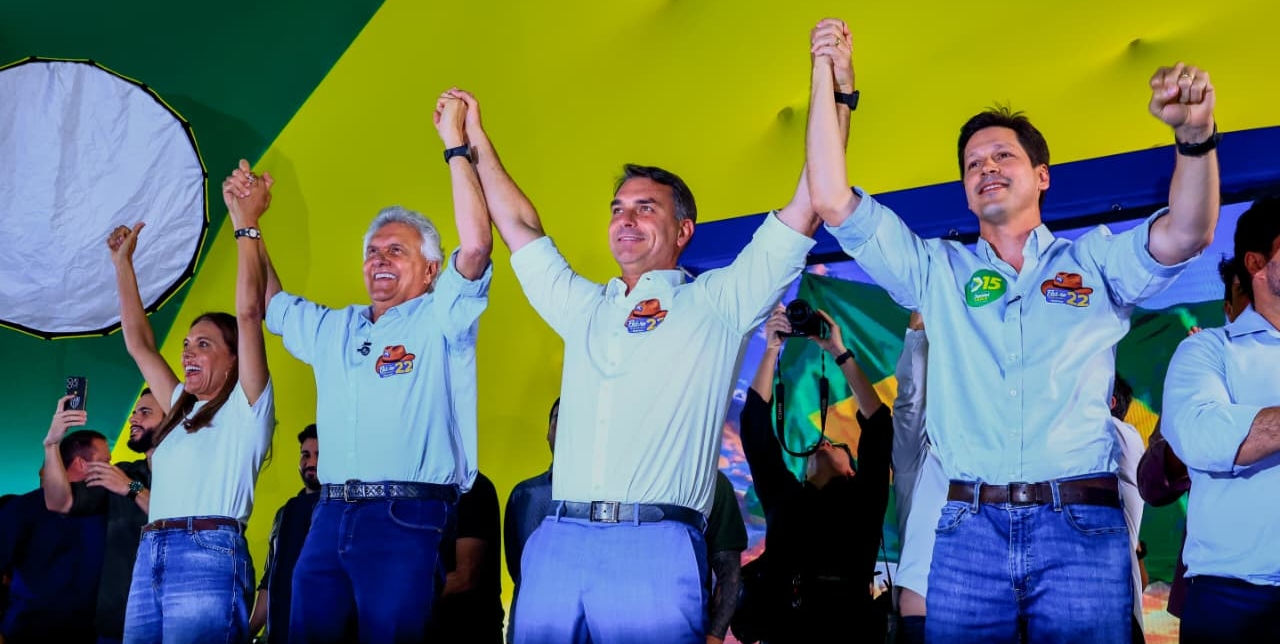 Flávio Bolsonaro abre campanha ao 2ª turno em Goiânia e recebe apoio de Daniel, Caiado e Gracinha