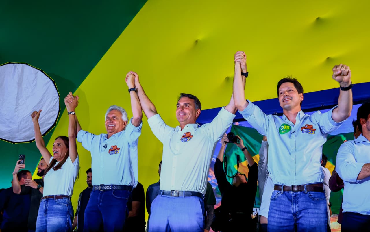 Flávio Bolsonaro abre campanha ao 2ª turno em Goiânia e recebe apoio de Daniel, Caiado e Gracinha