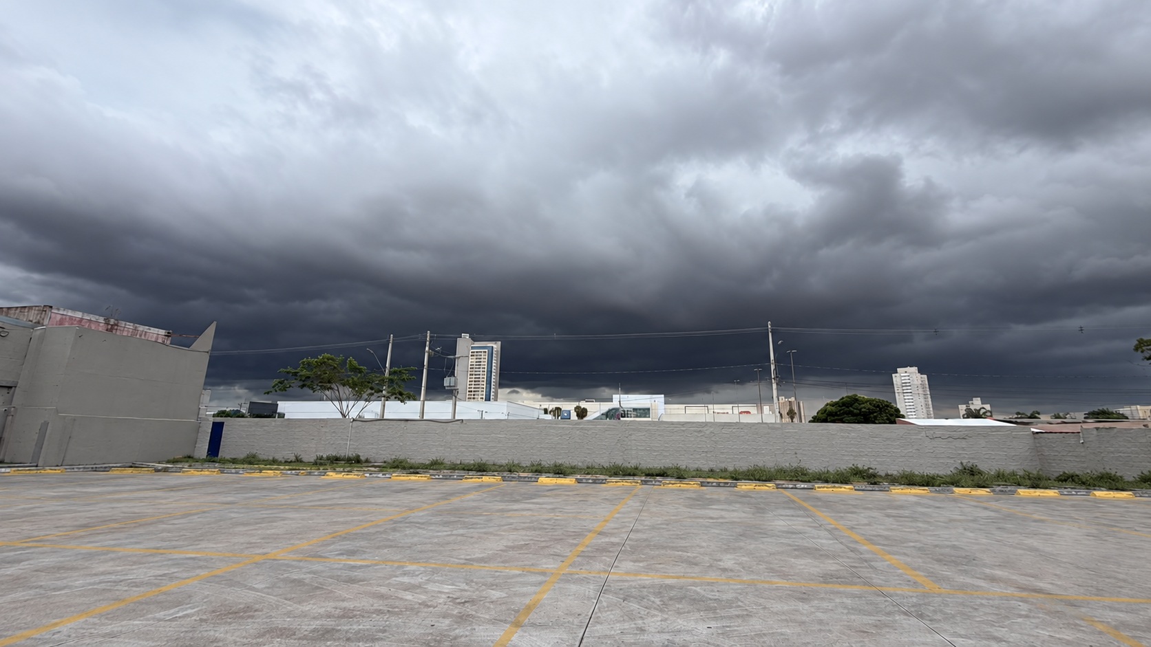 Tempo fecha e Defesa Civil emite alerta em Goiânia e Aparecida; veja previsão