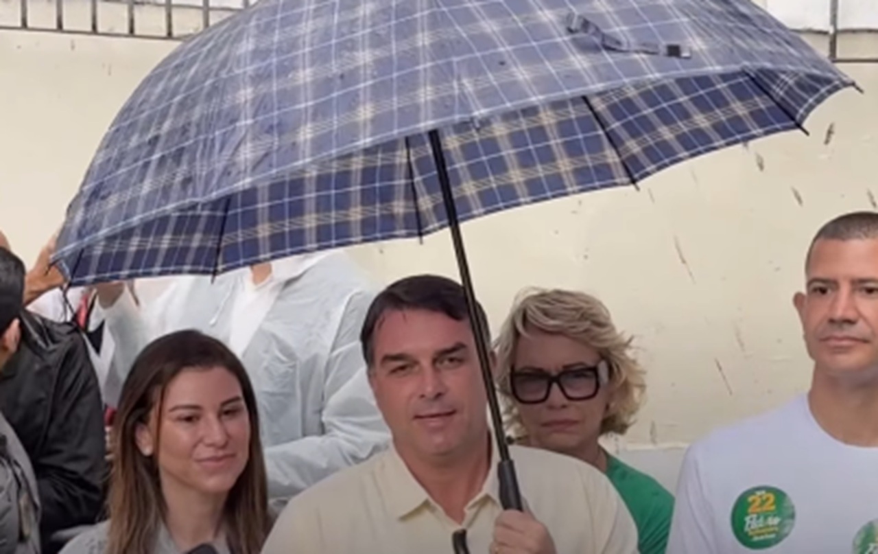 Flávio vota no Rio de Janeiro e fala da campanha: ‘chegou a hora da mudança’ [vídeo]