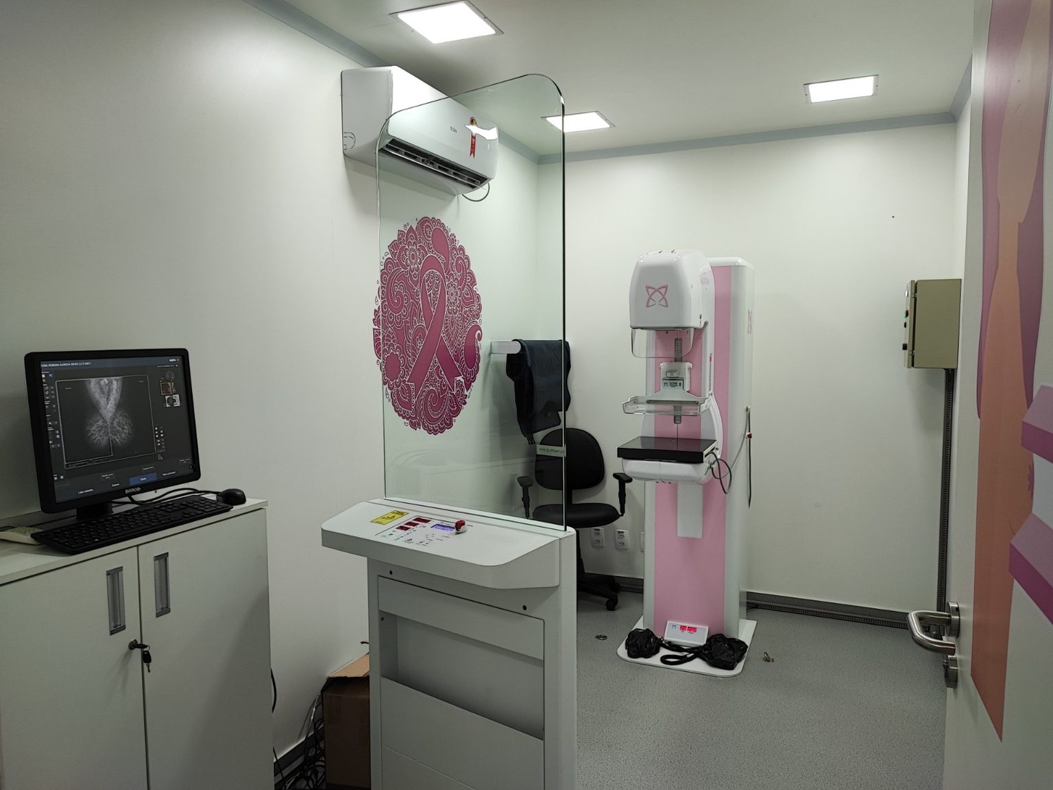 Mulheres a partir de 40 anos podem fazer mamografia sem precisar agendar em Goiás; saiba como