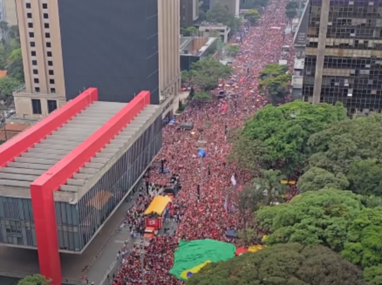 Lula reúne multidão em ato na Avenida Paulista neste domingo (11/10); veja vídeo