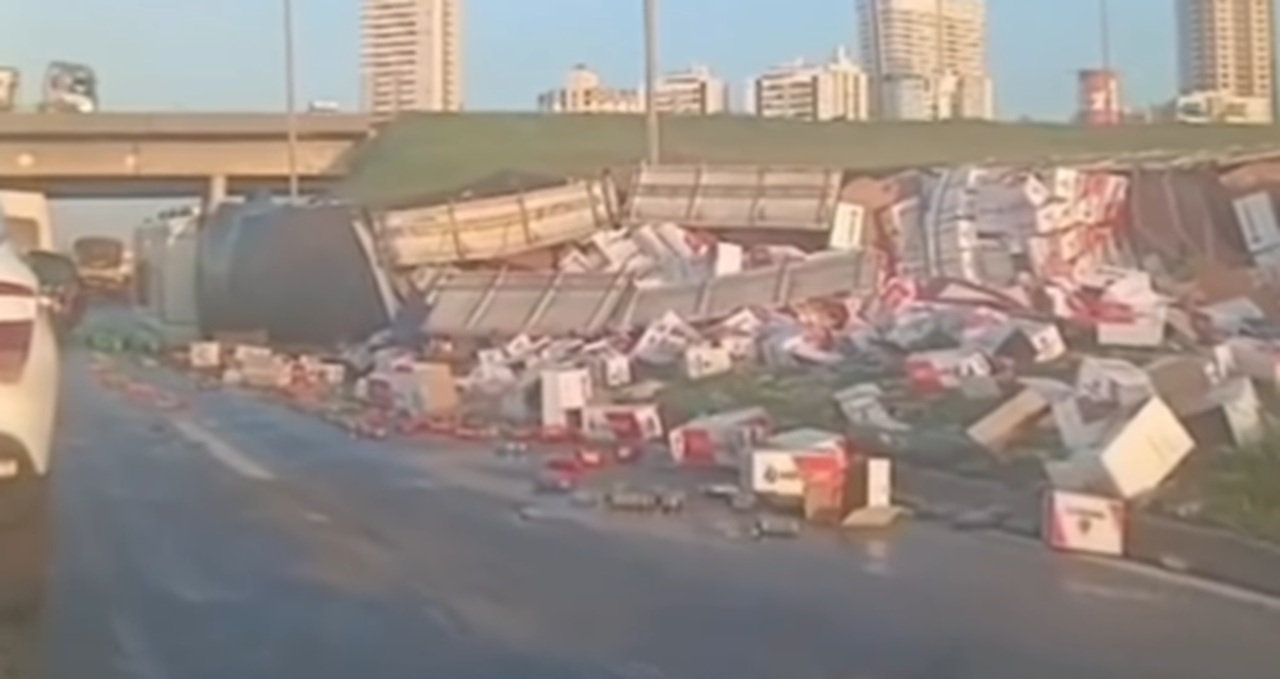 Carreta tomba em alça de acesso à GO-020; pista ficou interditada, em Goiânia