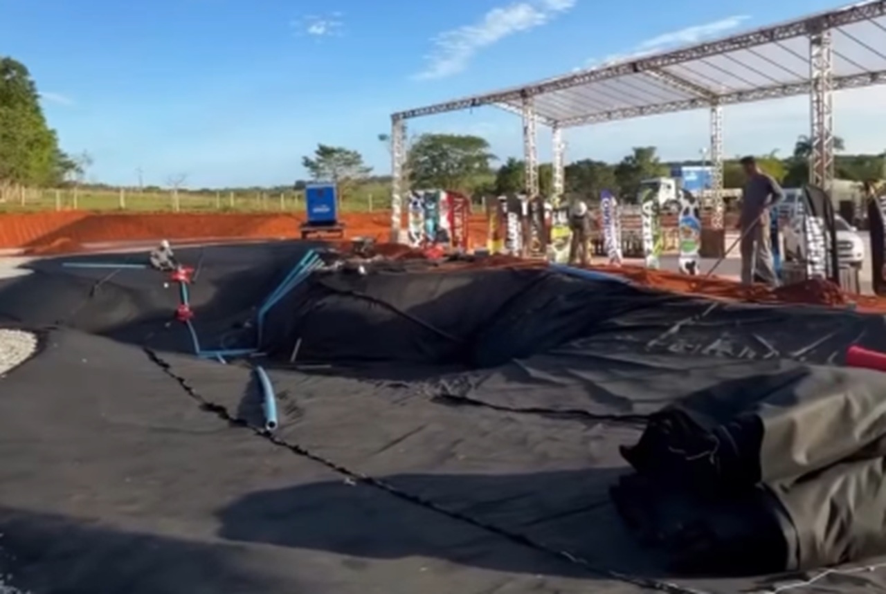 Jacques mostra praia artificial em construção em sua roça que também terá arena de rodeio