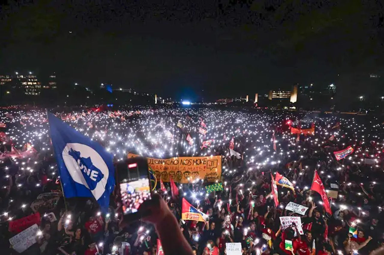 Apoiadores de Lula fazem ato na Esplanada; Flávio reúne aliados em São Paulo