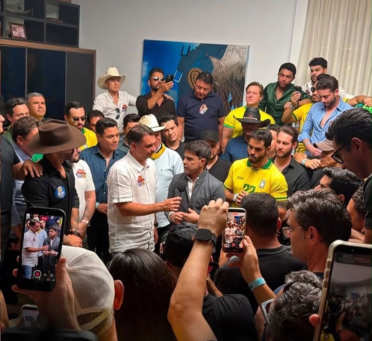 Flávio Bolsonaro se reúne com mais de 30 cantores sertanejos em Goiânia
