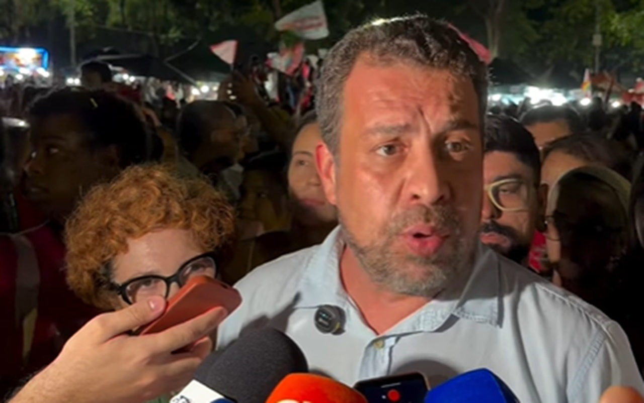 “Projeto ‘anti-povo’ de Flávio vai dar vitória a Lula”, diz Boulos em ato na Praça Universitária, em Goiânia