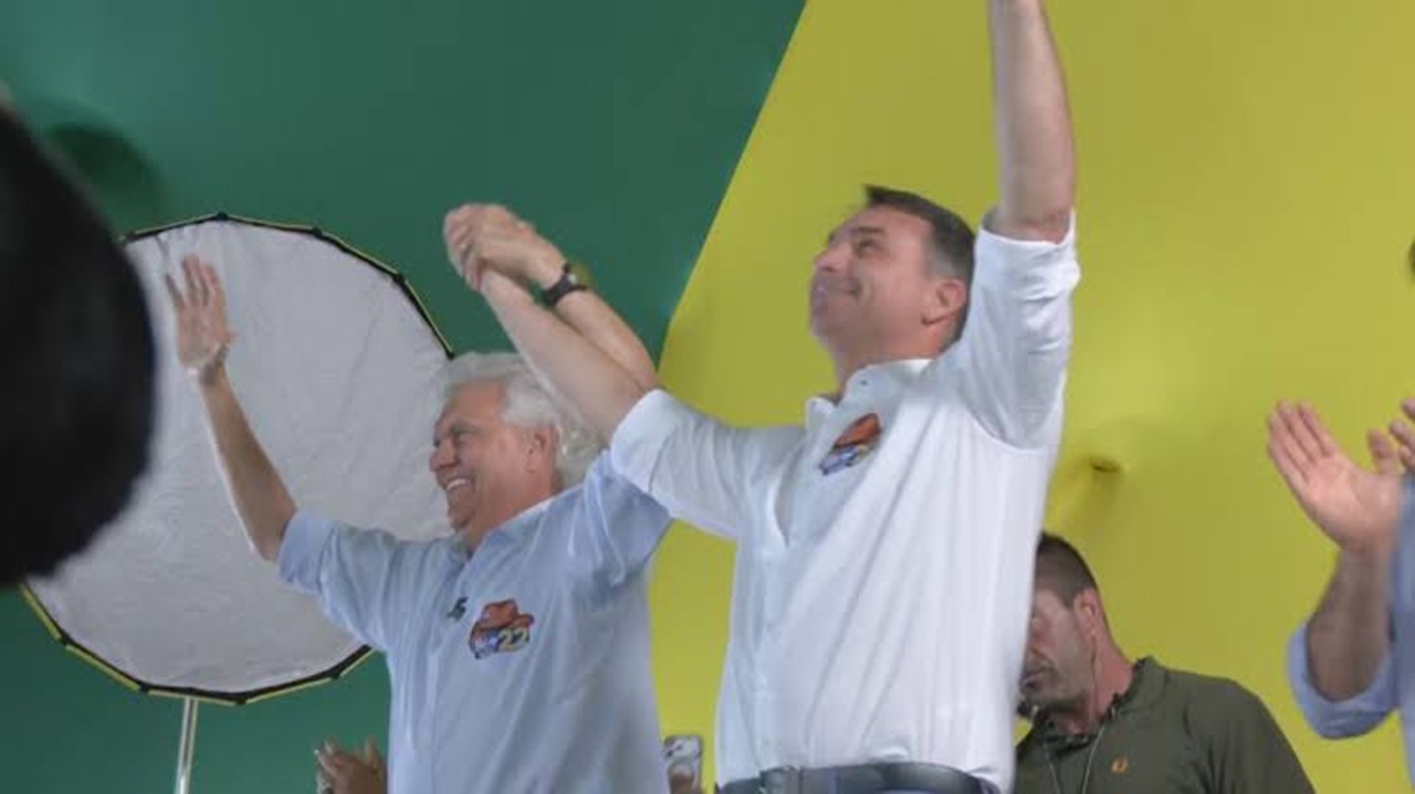 Flávio Bolsonaro abre campanha ao 2ª turno em Goiânia e recebe apoio de Daniel, Caiado e Gracinha
