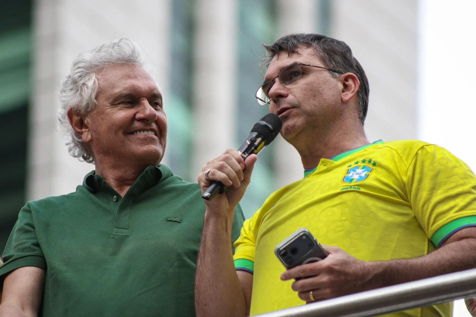 Caiado e Daniel Vilela declaram apoio a Flávio Bolsonaro ao segundo turno