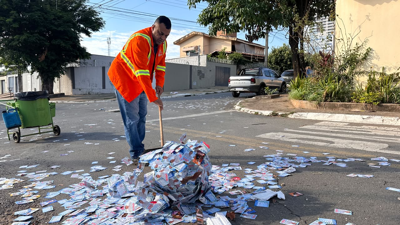 Goiânia retira mais de 1,5 tonelada de santinhos das ruas após eleição