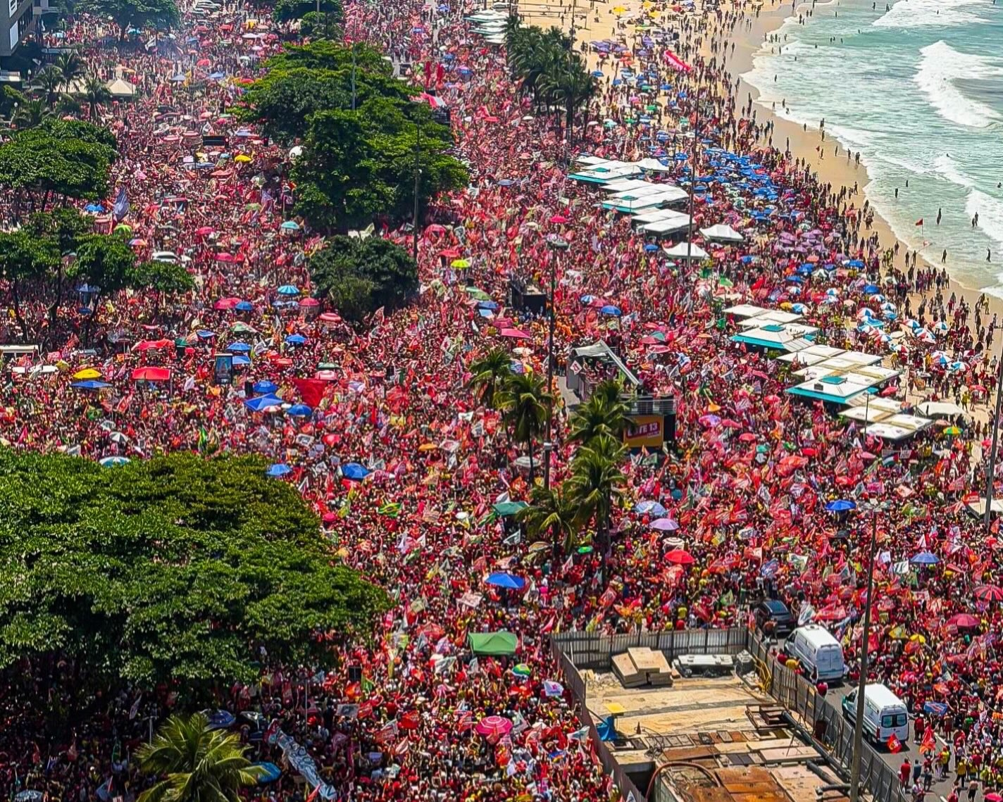Imagem destacada do post: Veja vídeos dos últimos atos de campanha de Flávio Bolsonaro e Lula pelo país