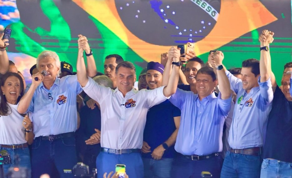 Flávio Bolsonaro abre campanha ao 2ª turno em Goiânia e recebe apoio de Daniel, Caiado e Gracinha