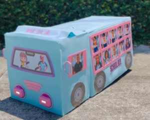 Dia da mochila maluca faz objetos inusitados virarem acessórios escolares