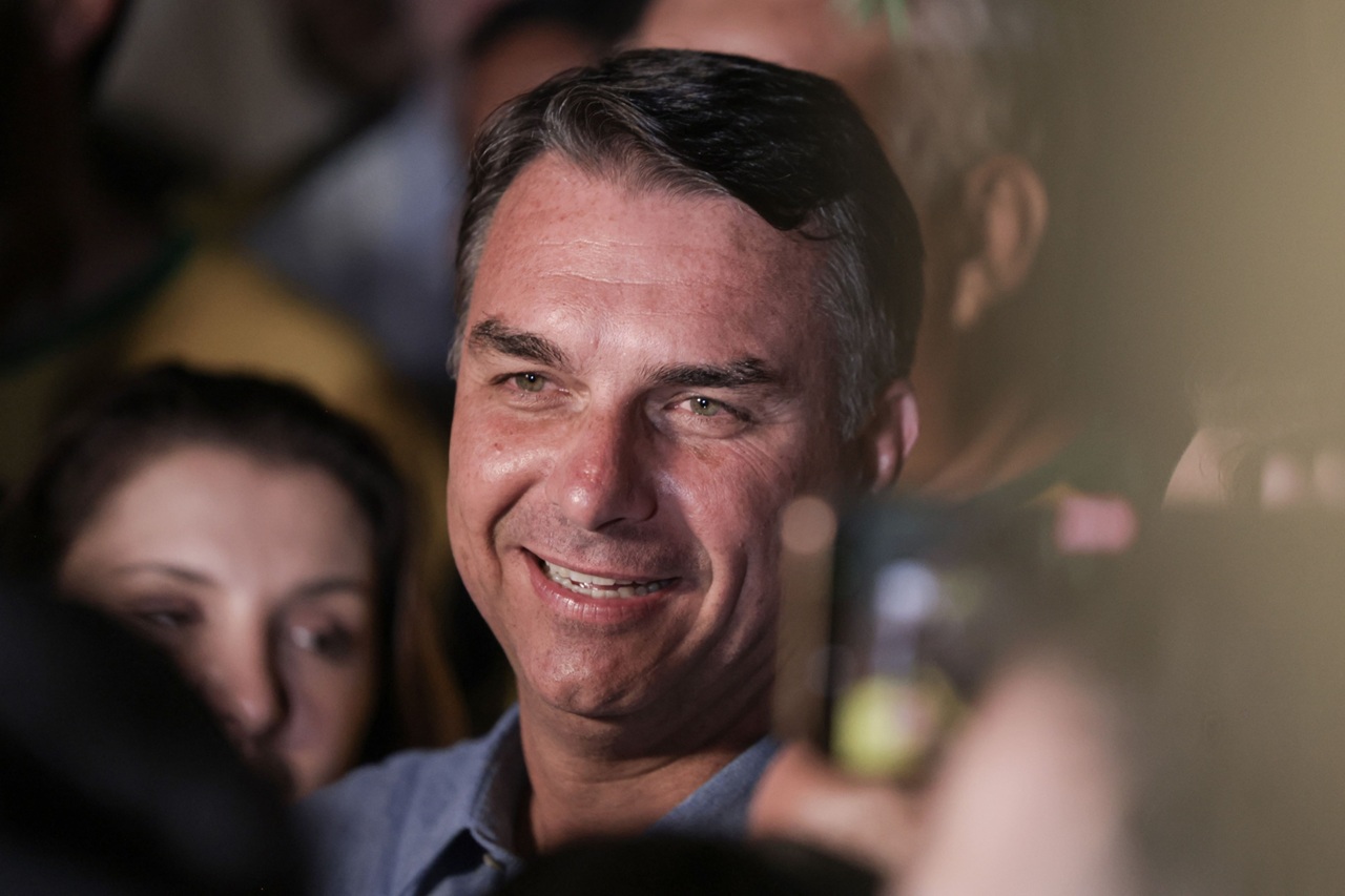 Flávio Bolsonaro celebra quase 56 milhões de votos e declara ‘fim da era do PT’