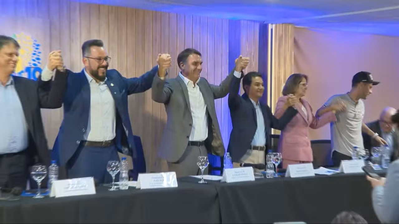 Flávio Bolsonaro volta a falar em ‘redemocratizar’ país e diz que vai indicar mulheres ao STF [vídeo]