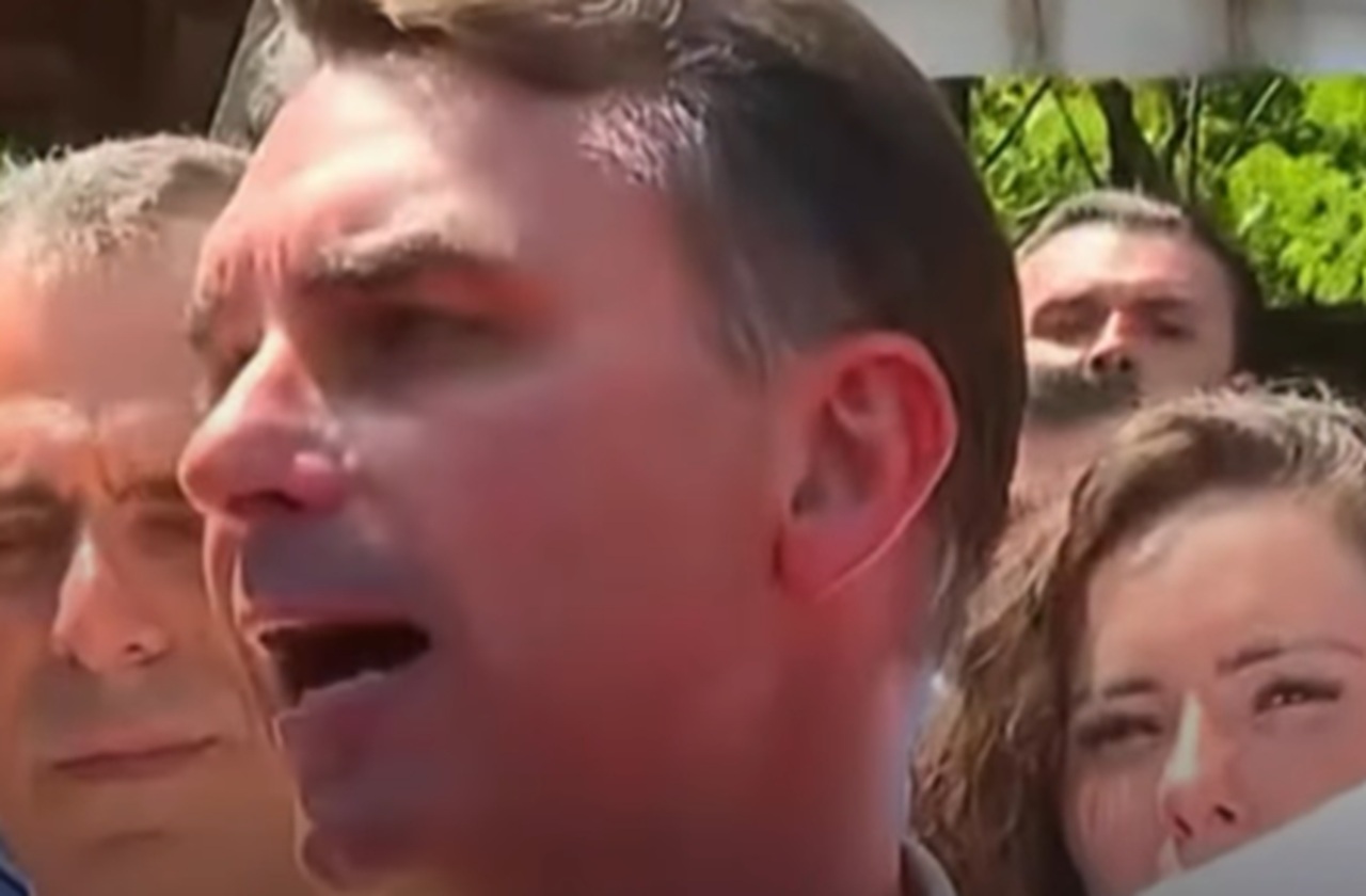 Flávio Bolsonaro nega fim do Bolsa Família e do Farmácia Popular: ‘vou é melhorar!’