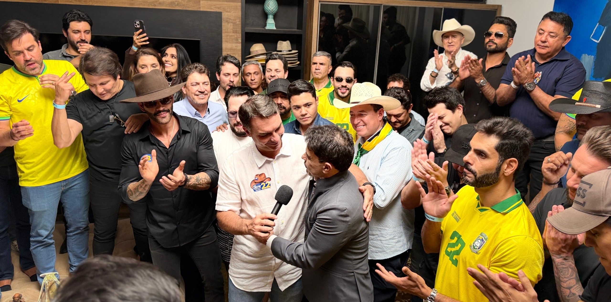 Flávio Bolsonaro se reúne com mais de 30 cantores sertanejos em Goiás