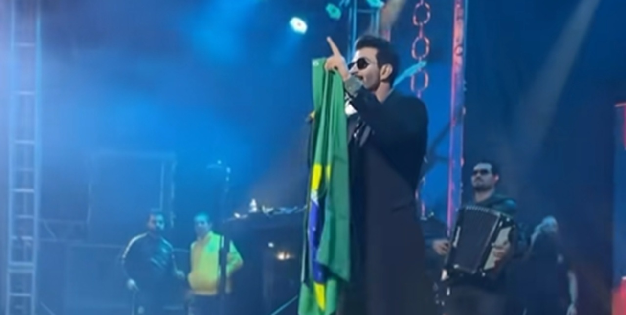 Gusttavo Lima declara voto em Flávio Bolsonaro durante show