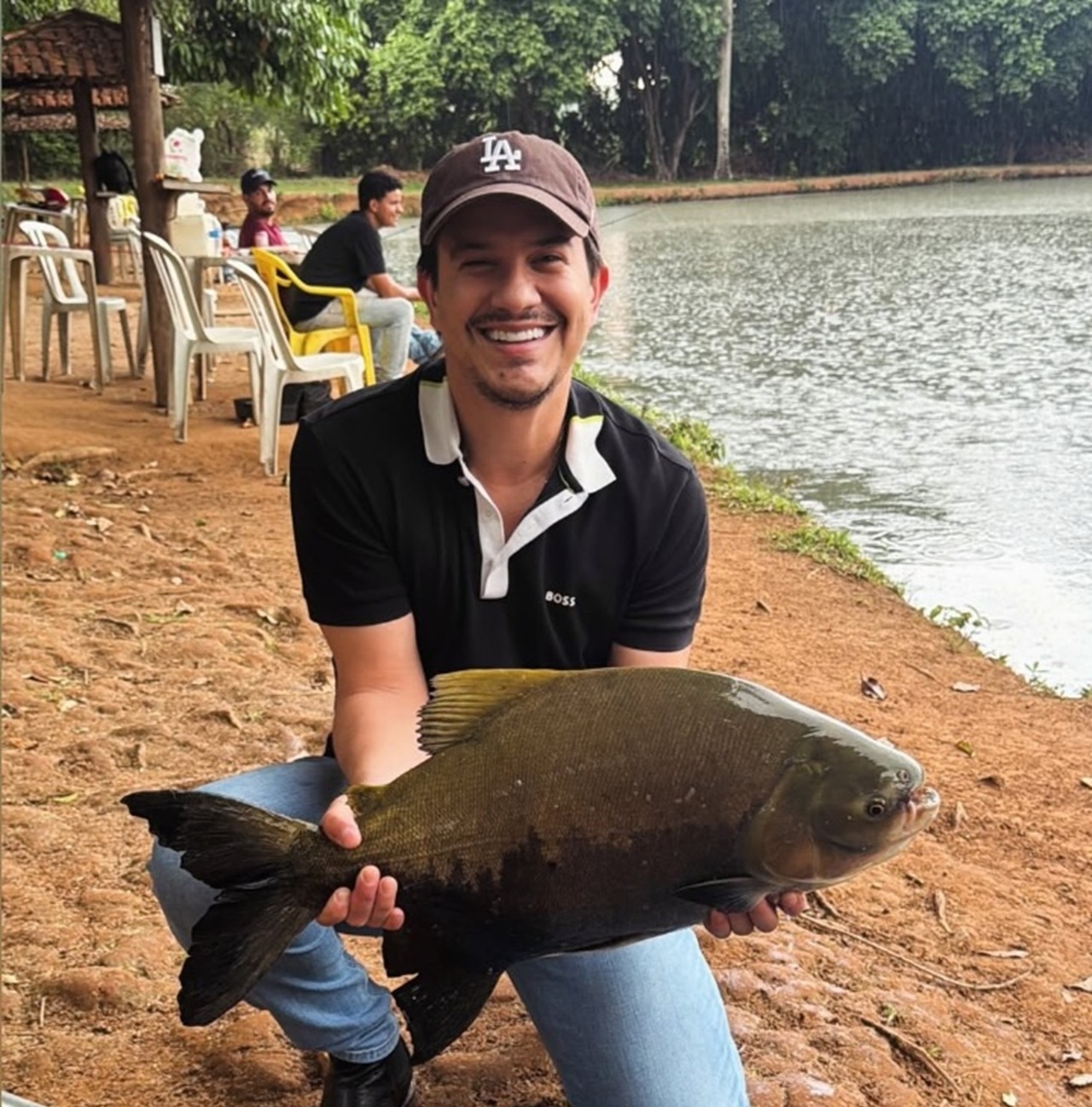 Cantor Hugo, da dupla com Guilherme, visita clube de pesca na região da GO-020: ‘tira stress’