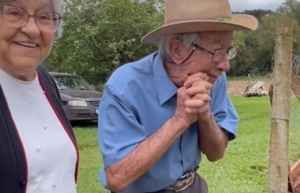 Aos 93 anos, Sr. Davi ganha casal de carneiros e se emociona; veja a cena