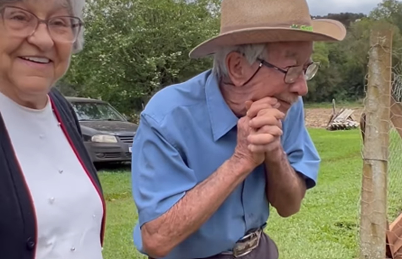 Imagem destacada do post: Aos 93 anos, Sr. Davi ganha casal de carneiros e se emociona; veja a cena