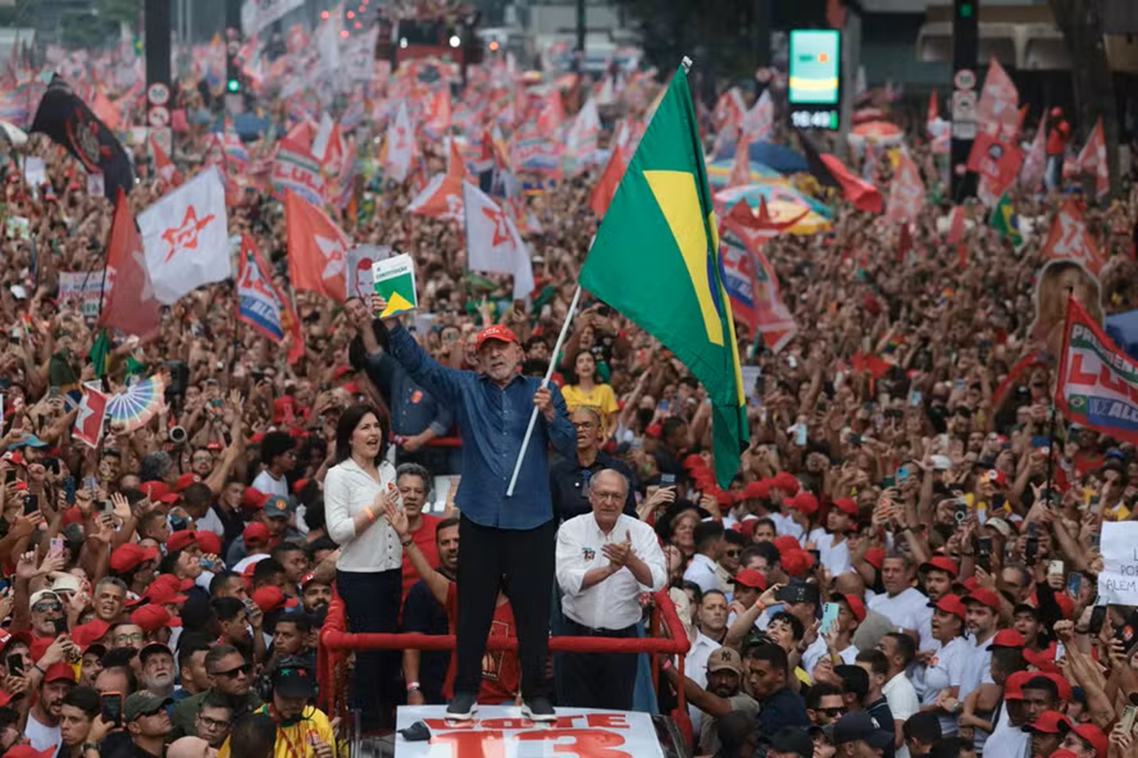 Lula é reeleito presidente do Brasil para o quarto mandato em eleição histórica