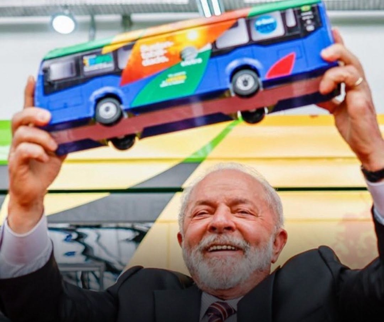 Em vídeo, Lula propõe PEC do transporte gratuito aos fins de semana; Flávio ironiza em live