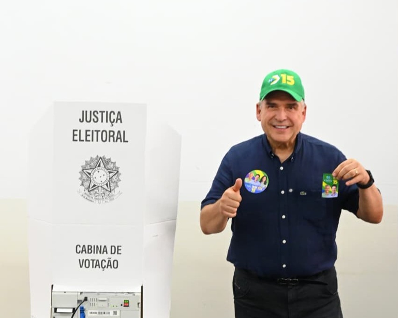 Mabel vota em escola de Goiânia e destaca parceria com o governo do Estado