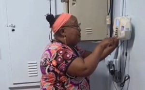 Último dia de trabalho de Dona Mari tem despedida emocionante e viraliza na web