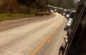 Caminhão carregado de areia encara subida e motorista pensa no desespero da fila