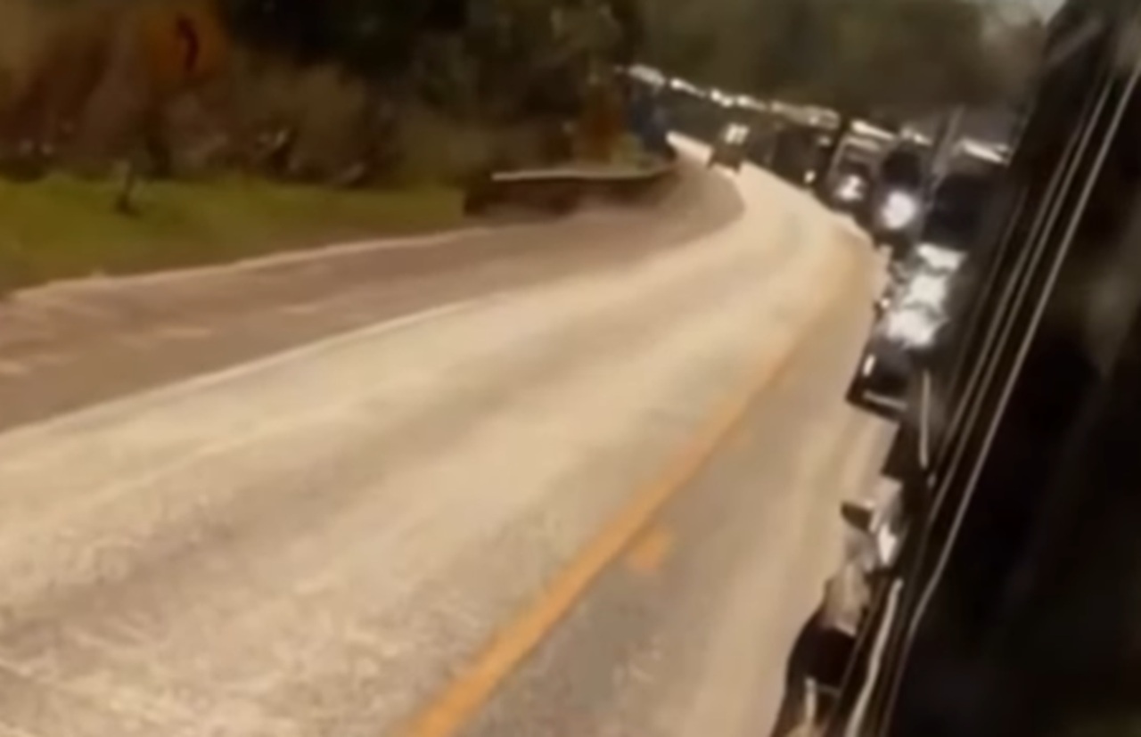 Caminhão carregado de areia encara subida e motorista pensa no desespero da fila