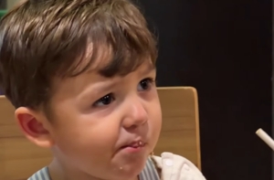 Menino experimenta refrigerante pela primeira vez e reação surpreende os pais
