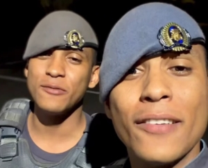 Policiais gêmeos começam dia de trabalho com louvor e vídeo conquista a web