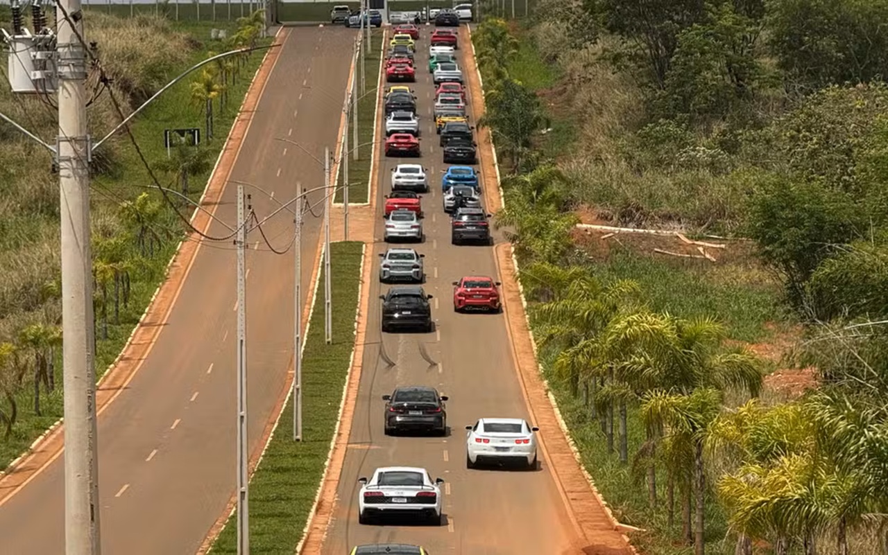 Desfile com mais de 160 carros de luxo toma as ruas de Goiânia: ‘será que tem cavalo?’; veja vídeo