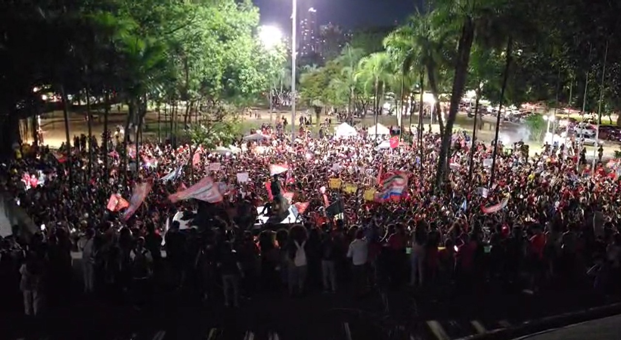 Estudantes tomam as ruas de Goiânia em ato pró-Lula com gritos de ‘não vai ter golpe’
