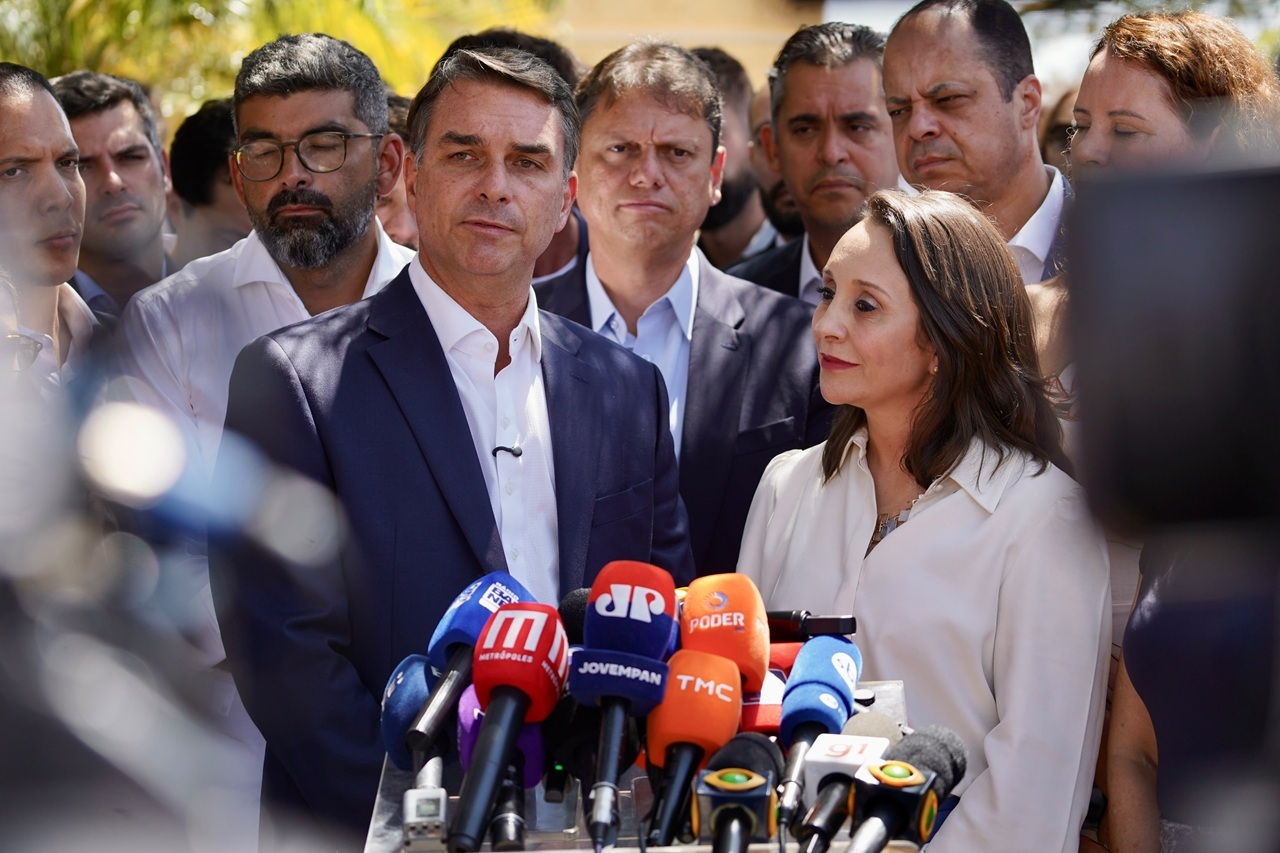 Podemos anuncia apoio a Flávio Bolsonaro no 2º turno à Presidência; veja vídeo
