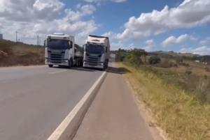 Motociclista registra momento de tensão durante ultrapassagem em rodovia